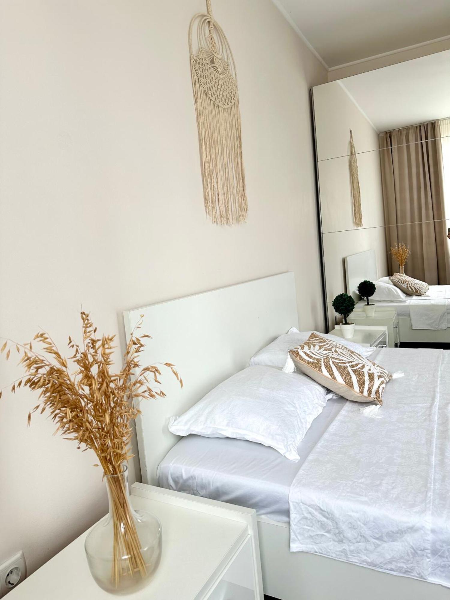 Moonlight Charming Shelter - 3Br 180º Balcony View Appartement Oradea Buitenkant foto
